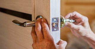 Установка и замена дверной ручки в Стрежевом от 275 руб. – Мастер24, монтаж фурнитуры, недорого