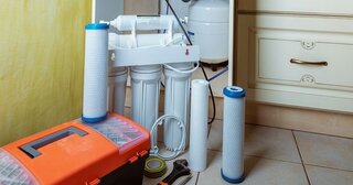 Установка фильтра для воды в Стрежевом — цена от 612 руб., заказать монтаж под ключ в Мастер24