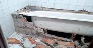 Демонтаж ванны в Стрежевом от Мастер24 — быстро, недорого, вывоз старой ванны от 1020 руб.